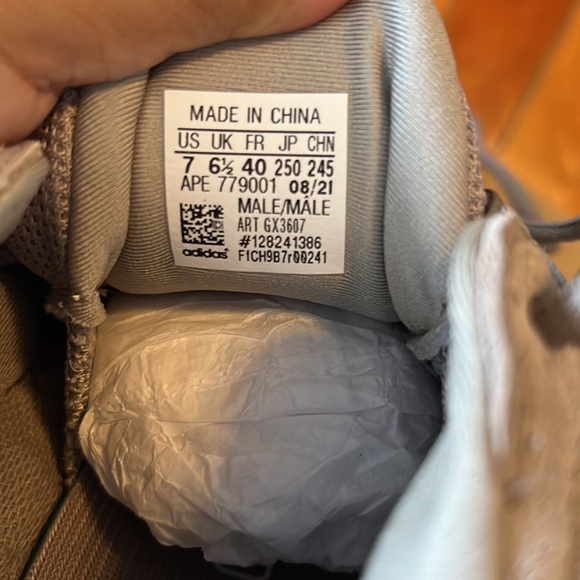 Brand new Adidas Yeezy 500 - Picture 3 of 7